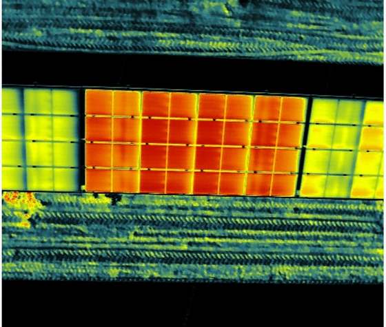 Termografia di un blocco di moduli più caldo di quelli adiacenti