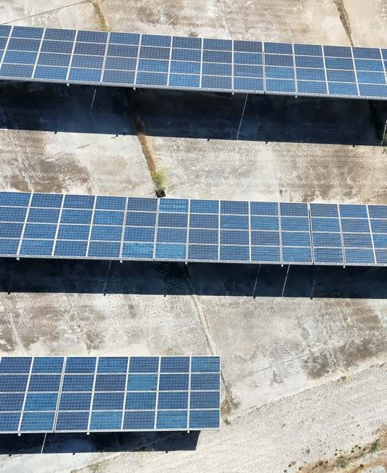 Ripresa aerea di moduli fotovoltaici su platea in cemento
