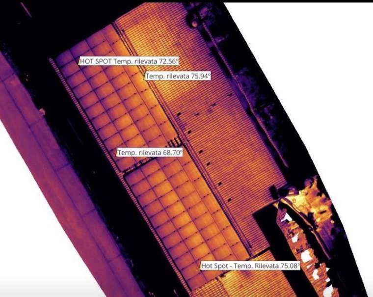 Ortofoto termica del tetto con hot-spot e temperature rilevate