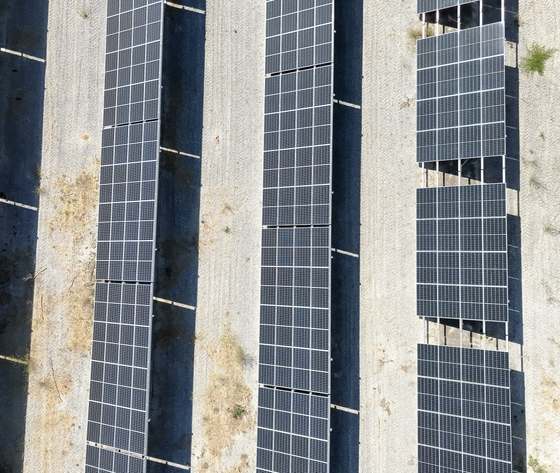 Ripresa aerea di file verticali di moduli fotovoltaici