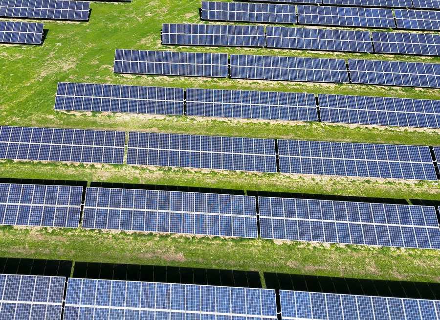 Impianto fotovoltaico visto dal drone