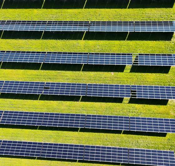 Ripresa aerea di un impianto fotovoltaico a terra