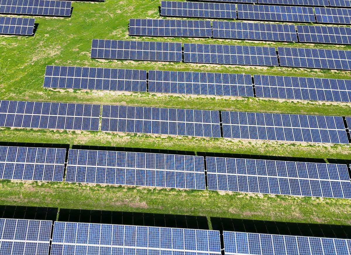 Impianto fotovoltaico visto dal drone