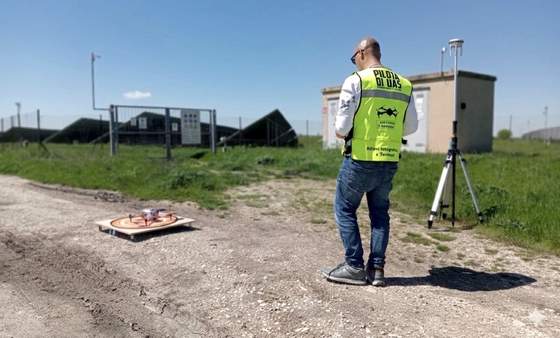 Pilota UAS durante un'ispezione termografica su un impianto fotovoltaico