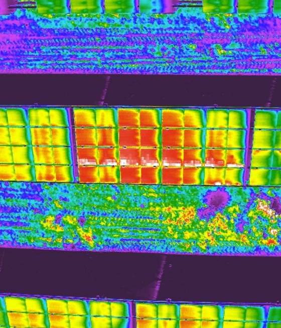Termografia con una fila di celle più calda e punti bianchi